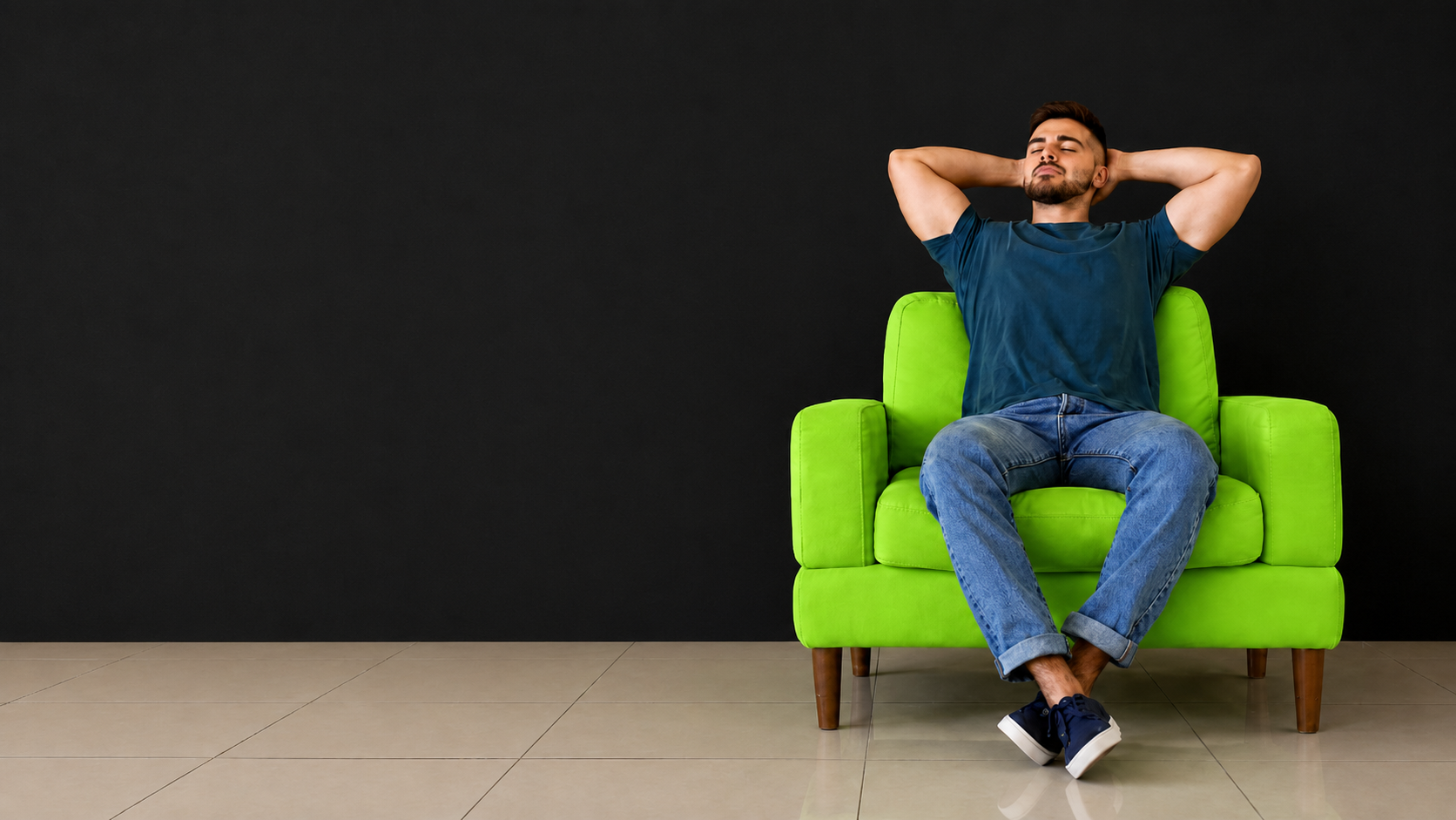 Persona relajada en un sillón verde, tranquila porque su empresa cumple la normativa